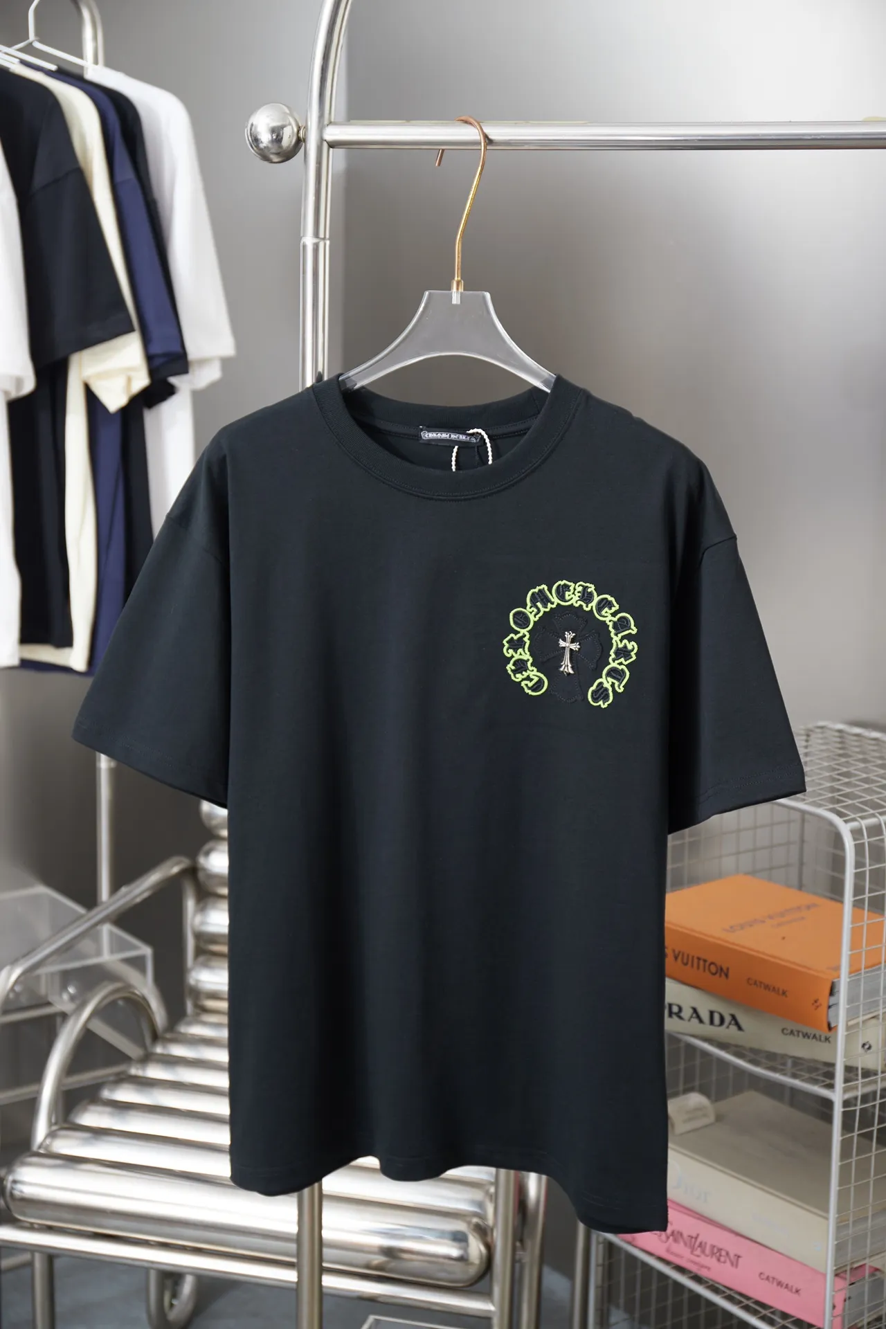 🅿️200 Ch*ome Hearte 25SS Early Spring New Style Embroidered Crow Heart Hardware Short Sleeves Light Luxury Essential Item for Men and Women’s Daily Commuting Correct Version Welcome to Compare Detailed Features · 320g 100% pure cotton double yarn jersey fabric · Custom dyed in the same vat with special bold 32-count double-ply 1X1 thread · Imported Tajima machine hollow embroidery ➕ Tatami embroidered Croix heart letters ➕ Patch embroidered cross · Manual hand-stitched hardware accessories · Double-needle sewing and cross-stitching process · Original main mark, washed tag, branded moisture-proof paper packaging Color: black/white Size: S/M/L/XL